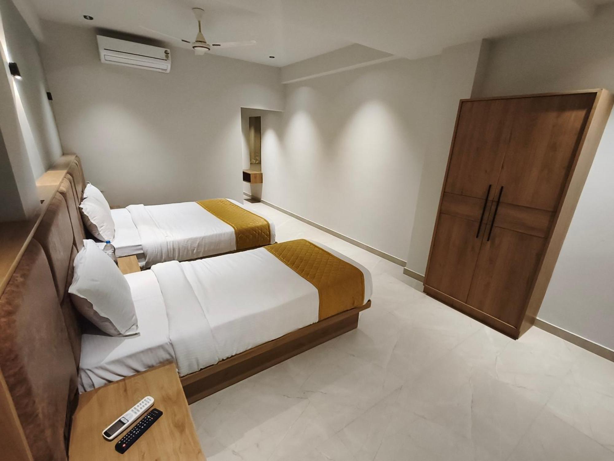Hotel Beverly Plaza קוז'יקודה מראה חיצוני תמונה