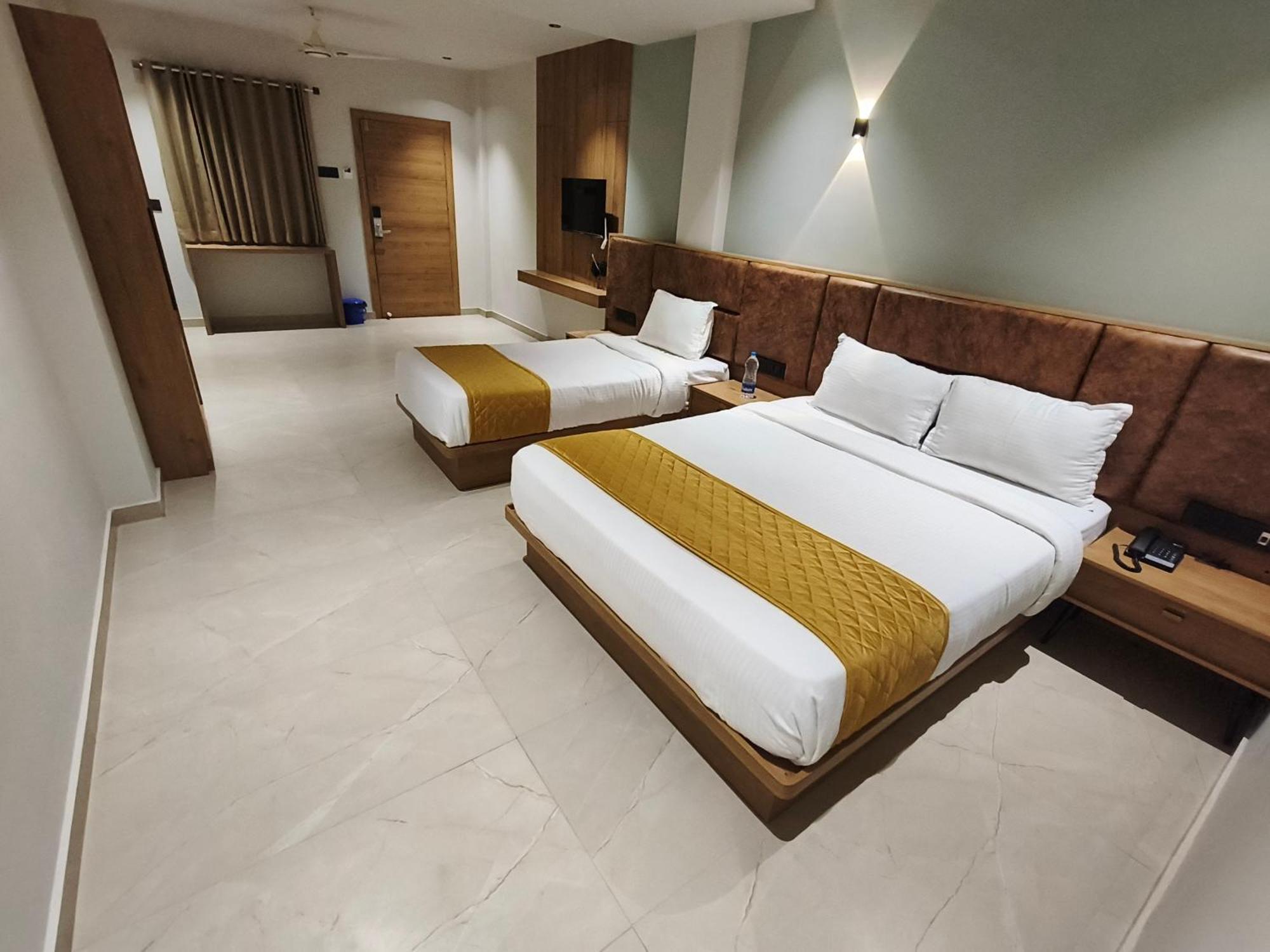 Hotel Beverly Plaza קוז'יקודה מראה חיצוני תמונה
